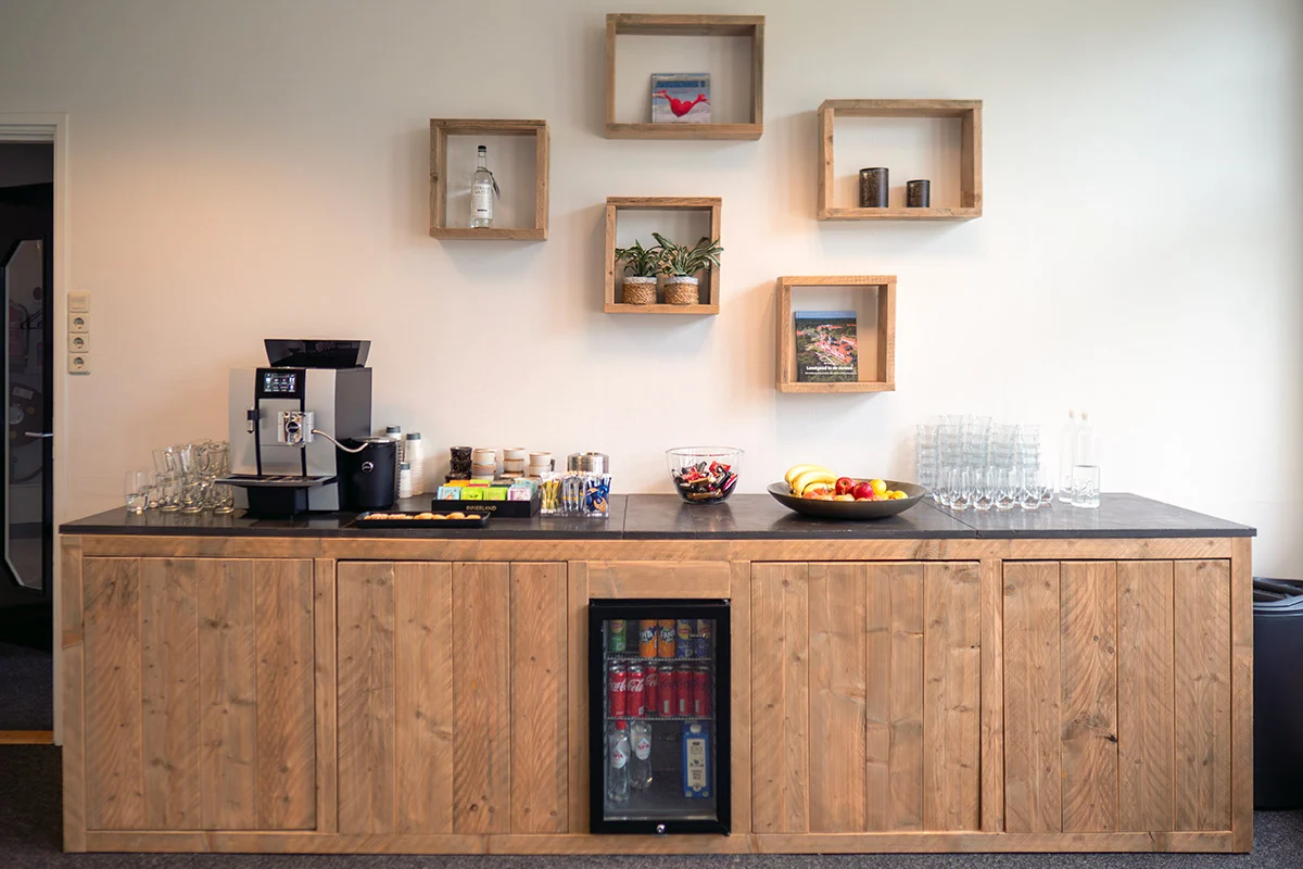 Koffiecorner met houten kast en koffievoorzieningen in de Duinzaal
